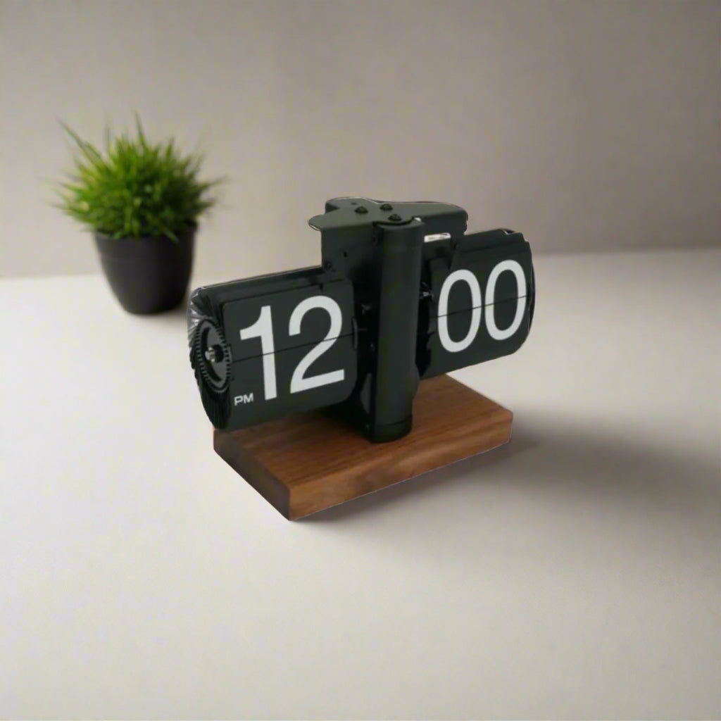 Black flip clock with wooden base 