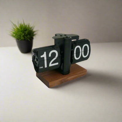 Black flip clock with wooden base 